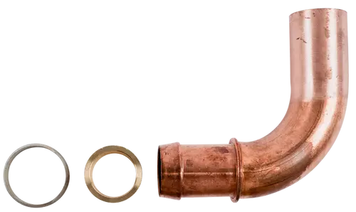 Kupferrohr mit einer 90-Grad-Biegung, zwei Ringen, genutzt für die Verbindung in der Installationstechnik. Produkt von Wolf.
